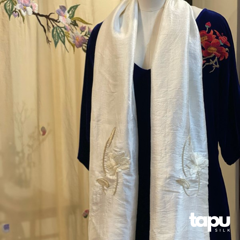 Khăn quàng lụa thủ công thêu tay W01