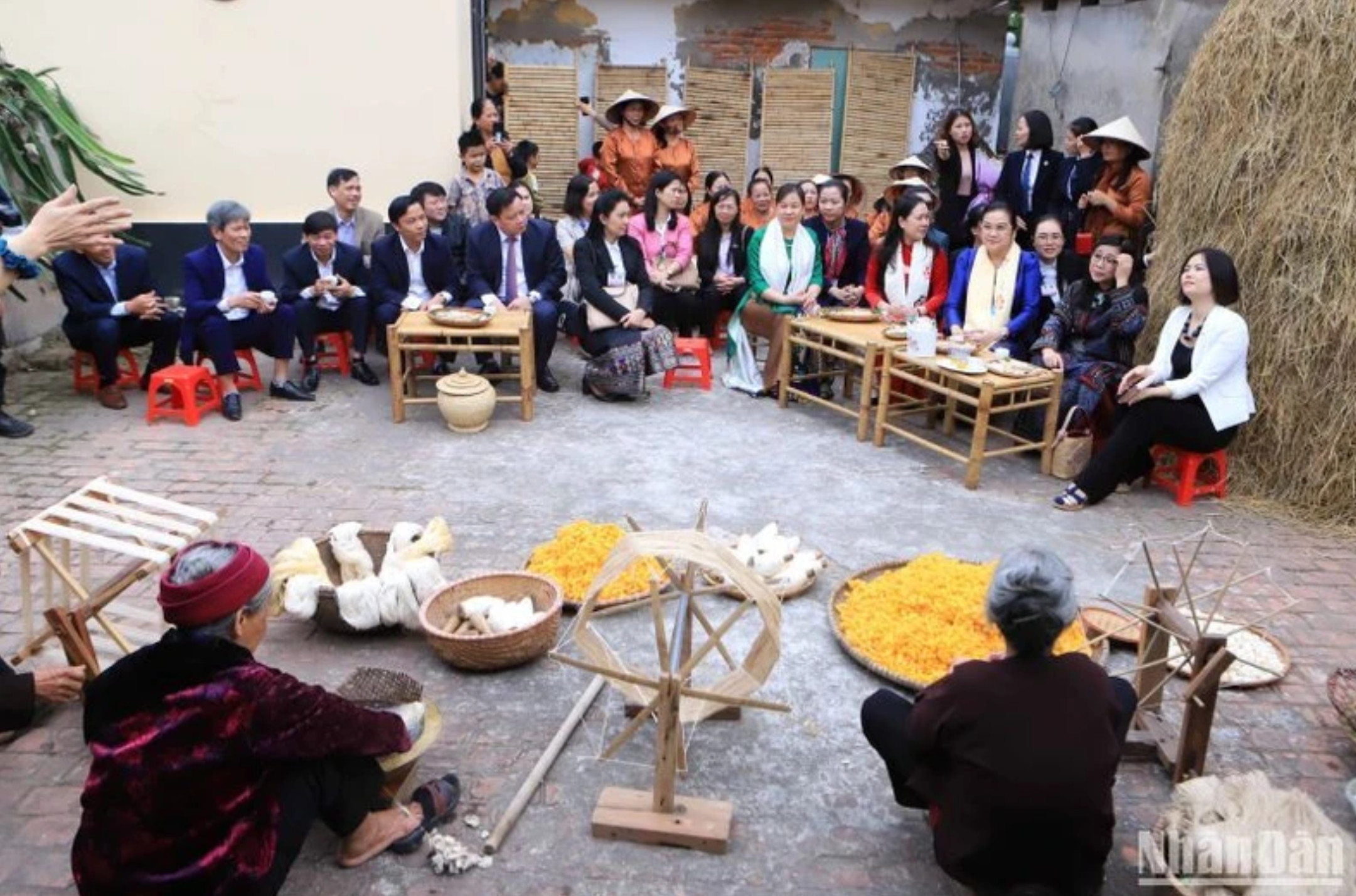 PHU NHÂN THỦ TƯỚNG LÀO VÀ VIỆT NAM THĂM LÀNG TRẺ SOS VÀ LÀNG NGHỀ DỆT ĐŨI Ở XÃ NAM CAO, TỈNH THÁI BÌNH