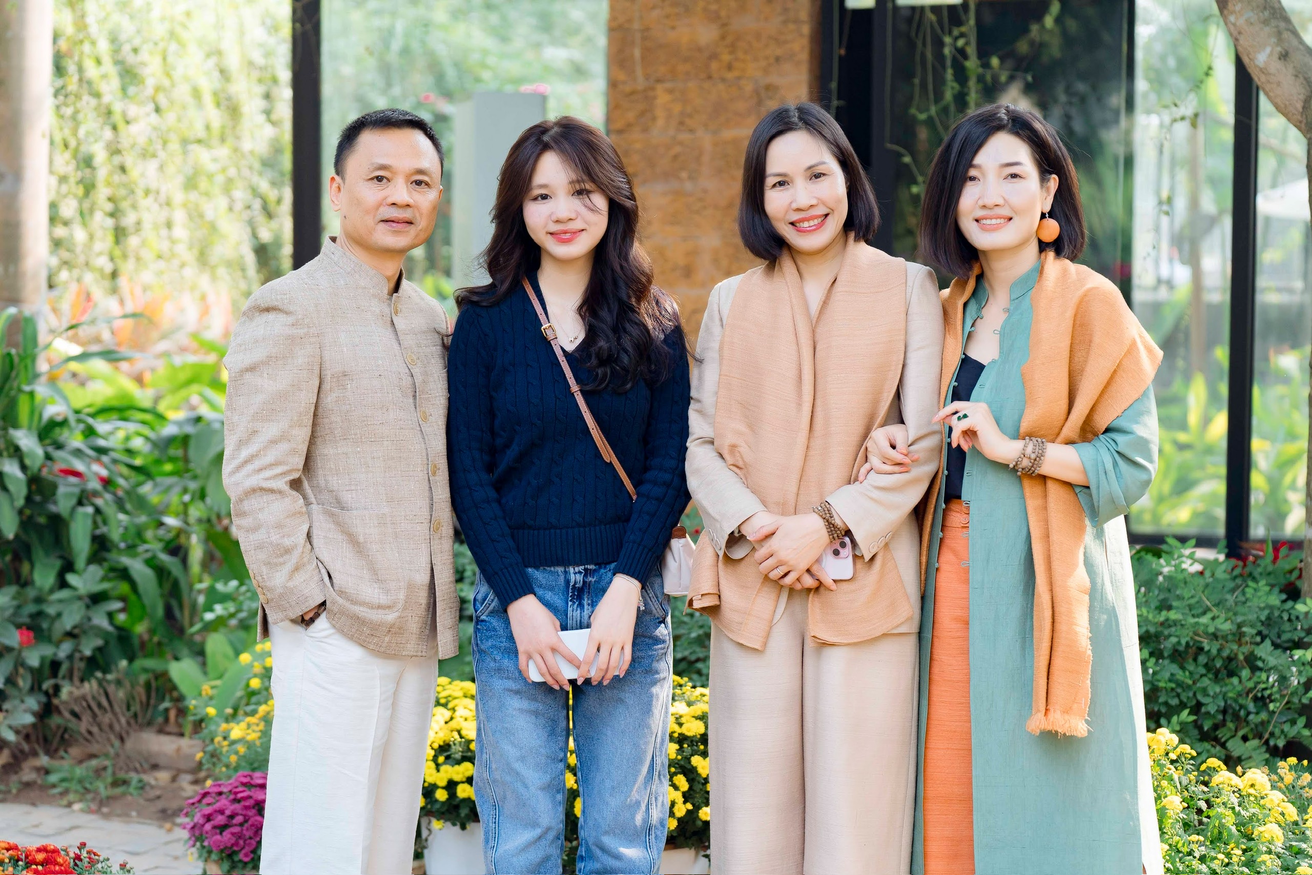 TẠI NHỮNG NGƯỜI NỔI TIẾNG, HAY GIỚI SIÊU GIÀU THÍCH MẶC ĐỒ TỐI GIẢN