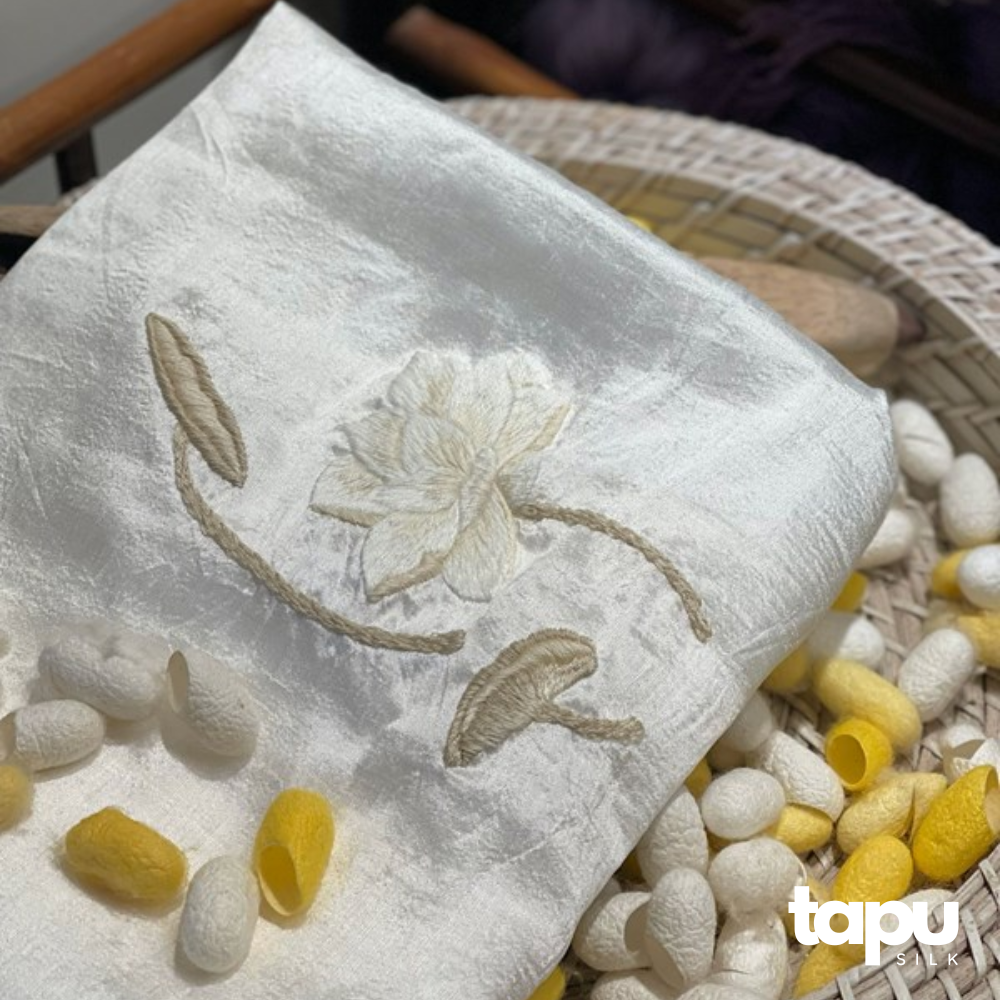 Khăn choàng lụa tơ tằm thêu tay W02