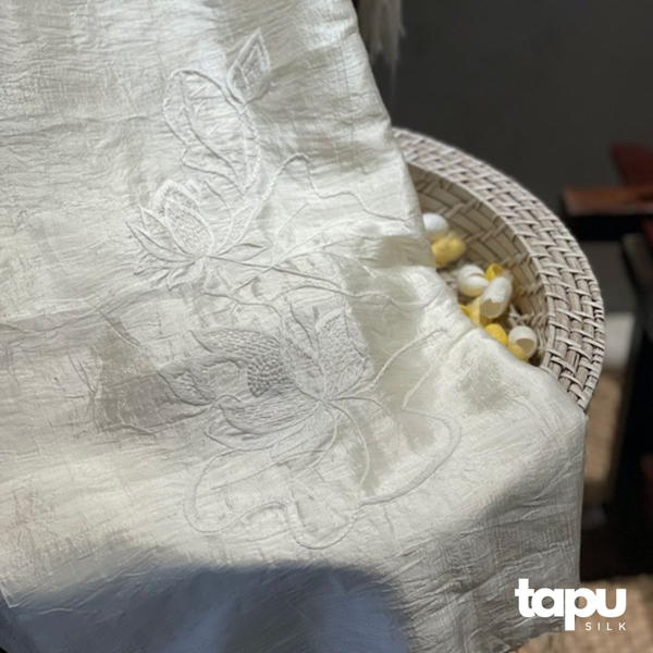 Khăn choàng lụa tơ tằm thêu tay W02