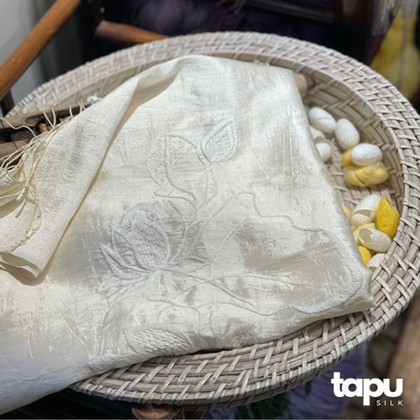 Khăn choàng lụa tơ tằm thêu tay W02